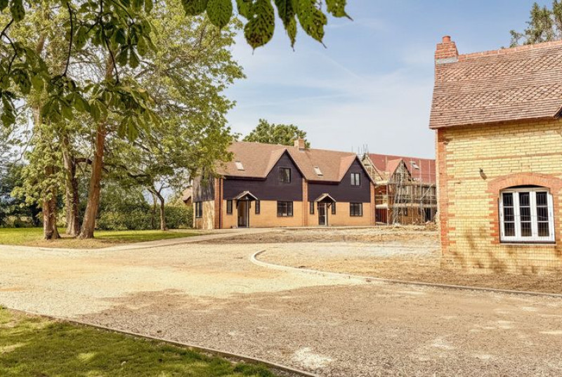 The How, Houghton Road, PE27