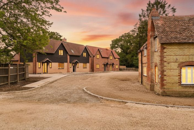 The How, Houghton Road, PE27