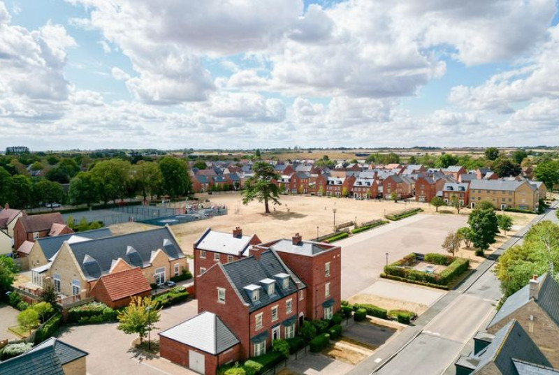 Central Avenue, Brampton, PE28