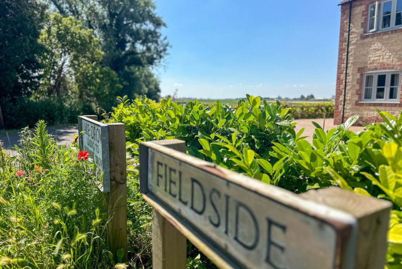 Fieldside, Coates