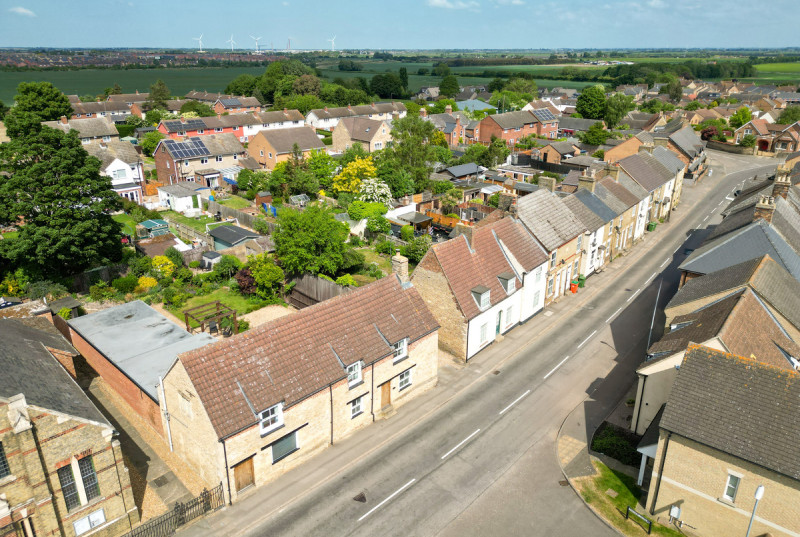 Main Street, Farcet49