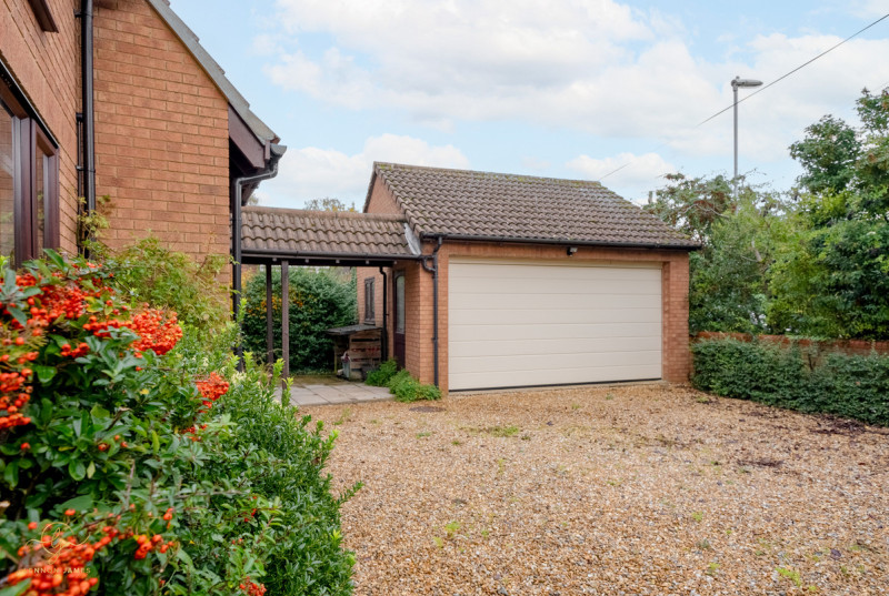 West Drive, Highfields Caldecote9