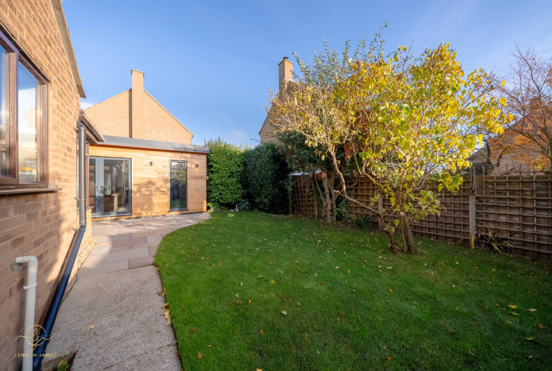 Chestnut Close, Grafham34